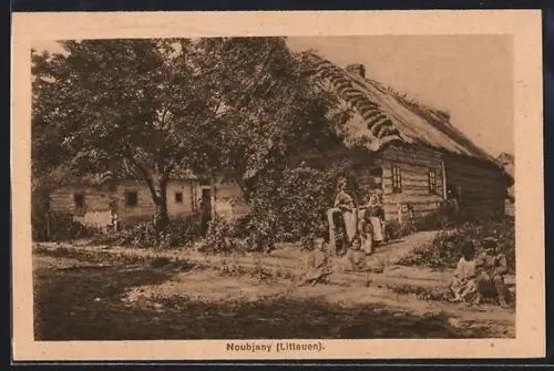 AK Noubjany, Familie vor ihrem Haus