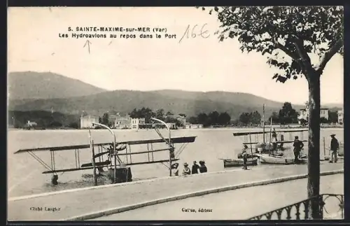 AK Sainte-Maxime-sur-Mer /Var, Les Hydroavions au repos dans le Port
