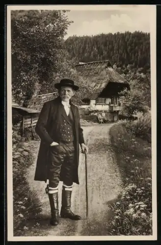 AK Mann in Schwarzwälder Tracht steht vor seinem Haus