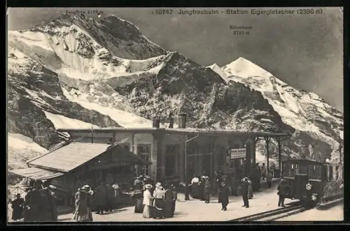 AK Jungfraubahn an der Station Eigergletscher, Fahrgäste auf dem Bahnhof