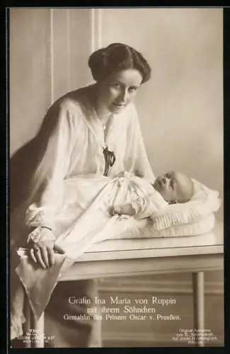 AK Gräfin Ina Maria von Ruppin, Gemahlin von Prinz Oskar von Preussen, beugt sich über ihren Sohn
