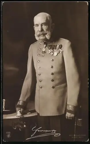 AK Kaiser Franz Josef I. von Österreich in Uniform steht an einem Tisch