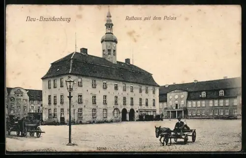 AK Neubrandenburg, Rathaus mit dem Palais, Eselgespann