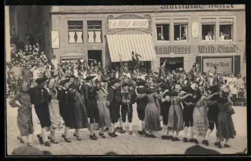 AK Rothenburg / Tauber, Schäfertanz vor der Konditorei Wilhelm Blank