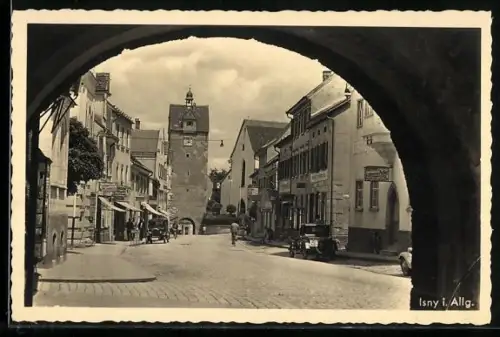 AK Isny i. Allg., Strassenpartie mit Geschäften durch Tor gesehen