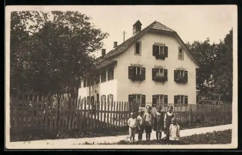 AK Bad Tölz, Dreistöckiges Wohnhaus mit Mansarddach, Sechs Kinder vor dem Haus