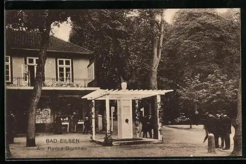 AK Bad Eilsen, Am Rocca-Brunnen mit Passanten