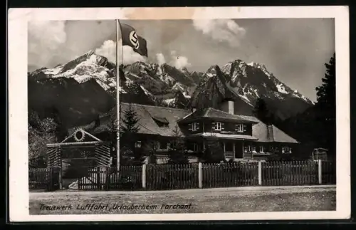 AK Farchant, Urlauberheim Farchant mit Gebirgskette, -Fahne