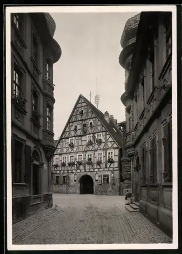 AK Marktbreit am Main, Blick von der Schustergasse auf das Hotel Goldener Löwe am Markt