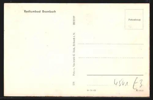 AK Bad Brambach, Ortsansicht mit Kirche und umliegender Landschaft