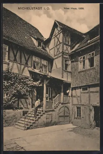 AK Michelstadt i. O., Anwohner im Hof eines alten Hauses