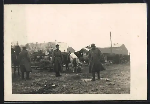 Foto-AK Radziechow, Soldaten auf dem Markt, Nachschubkolonne