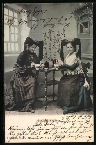 AK Zwei Markgräflerinnen an einem Tisch sitzend