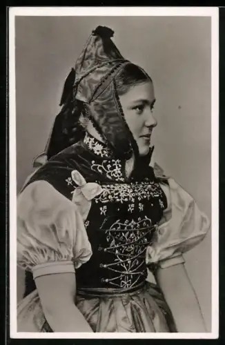 AK Neustadt, Frau in Schwarzwälder Tracht