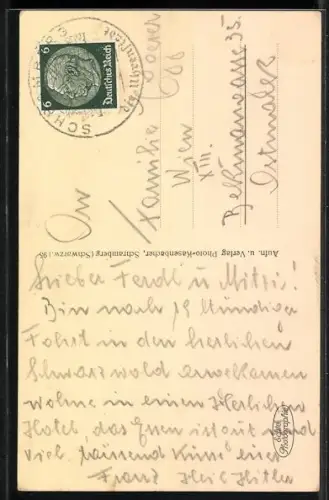 AK Schramberg /Schwarzwald, Trachtenpaar aus der Fünftälerstadt an einem Wegweiser