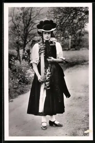 AK Junge Gutacherin in Schwarzwälder Tracht