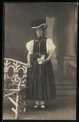 Foto-AK Dame in Schwarzwälder Tracht an einer Bank