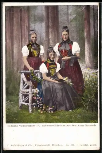 AK Neustadt, drei hübsche Damen in Schwarzwälder Tracht