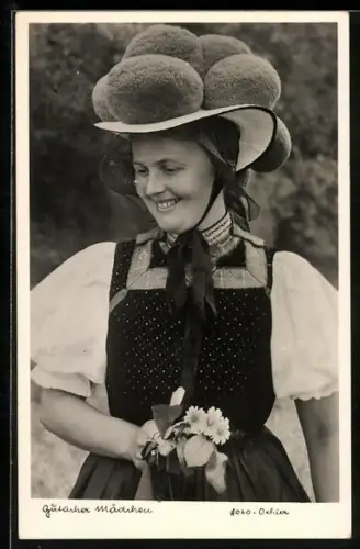 AK Gutach, Junge Frau in Gutacher Tracht