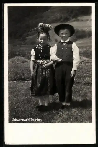 AK Schwarzwälder Tracht: junges Paar auf der Wiese