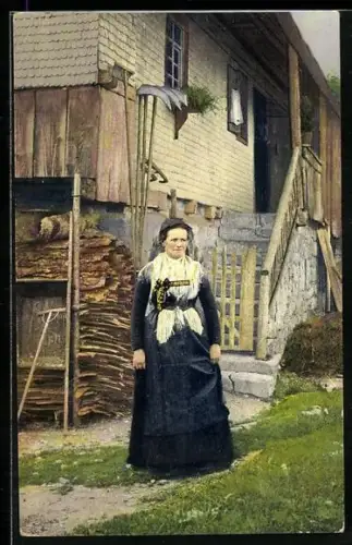AK Frau in Schwarzwälder Tracht vor einem Haus