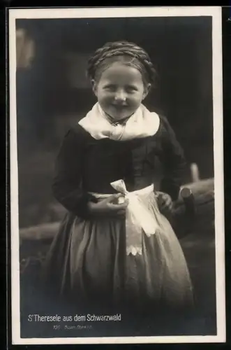 AK S`Theresele aus dem Schwarzwald, Mädchen mit geflochtenem Zopf