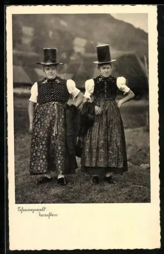 AK Schwarzwälder Trachten: zwei ältere Frauen mit Zylindern