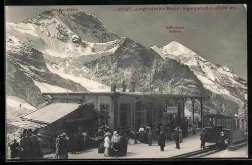 AK Jungfraubahn an der Station Eigergletscher, Fahrgäste auf dem Bahnhof
