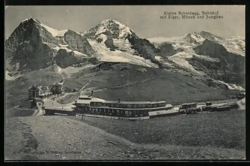 AK Kleine Scheidegg, Bahnhof mit Bahn, Eiger, Mönch, Jungfrau