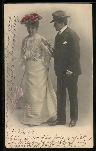 AK Elagantes junges Paar, Dame mit Schirm u. Blumenhut, Herr im Dreiteiler mit Blumen