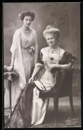 AK Kaiserin Auguste Victoria von Preussen im Portrait auf einem Stuhl sitzend