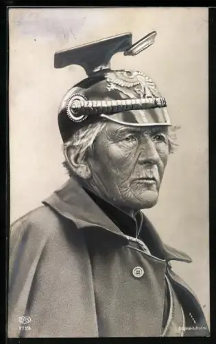 AK Generalfeldmarschall von Häseler, Portrait im Mantel mit Helm