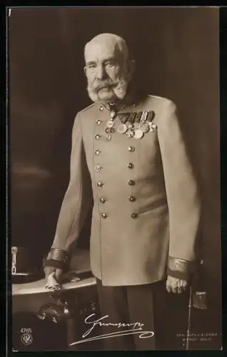 AK Kaiser Franz Josef I. von Österreich in Uniform steht an einem Tisch