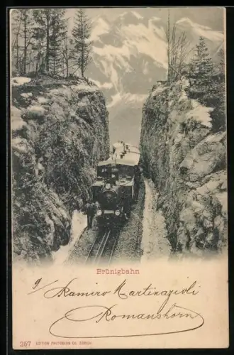 AK die Brünigbahn passiert die Passhöhe, Bergbahn