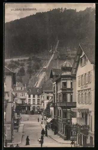 AK Bad Wildbad, Strasse mit Passanten und Blick auf die Bergbahn