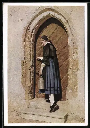 AK Kärntner Tracht, In der Gegend, eine Frau im Trachtenkleid an der Haustür, Zitat von A. Traunig