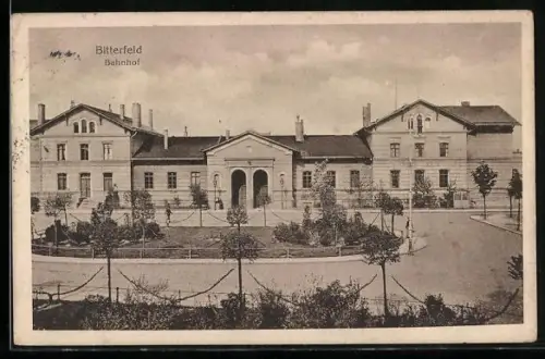 AK Bitterfeld, Bahnhof mit Vorplatz und Grünanlage