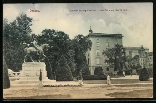 AK Dessau, Denkmal Herzog Friedrich I. mit Blick auf das Schloss