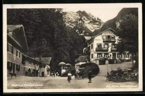 AK Garmisch Partenkirchen, Strassenpartie mit Gasthaus Partnachklamm, Passanten und Kutschen