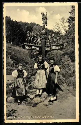 AK Todtmoos, Geschnitzter Wegweiser, Trachtengruppe