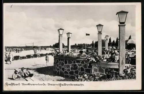 AK Travemünde, Strandpromenade, Strand, Spaziergänger, 