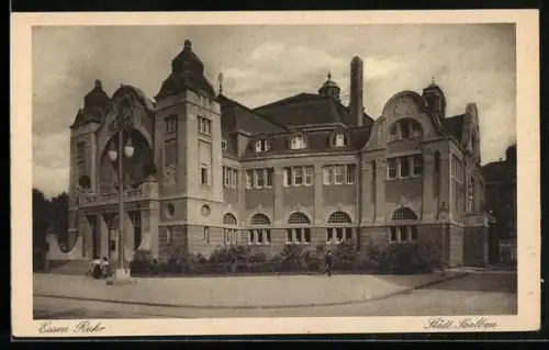 AK Essen /Ruhr, Fussgänger vor Städt. Saalbau