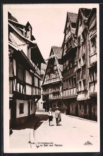 AK Strasbourg, la rue du Bain aux Plantes, un couple se promène