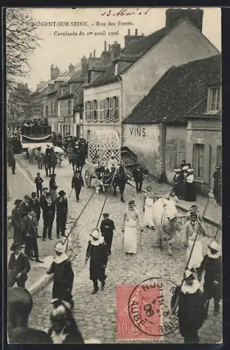 AK Nogent-sur-Seine, Rue des Fossés, Cavalcade du 1er avril 1906