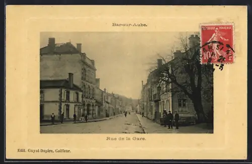AK Bar-sur-Aube, Rue de la Gare animée avec passants et bâtiments anciens