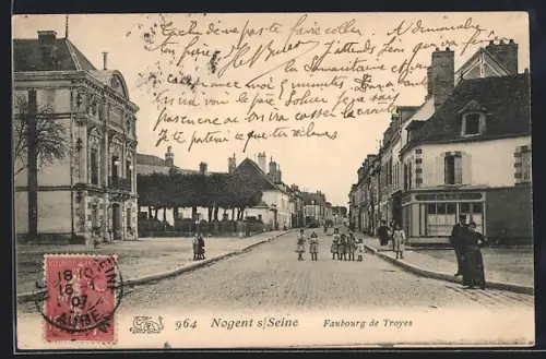 AK Nogent s. Seine, Faubourg de Troyes avec enfants jouant dans la rue