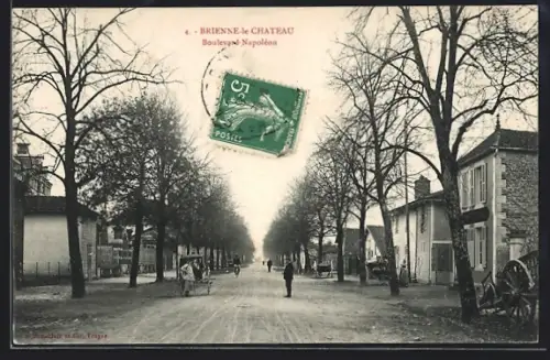 AK Brienne-le-Château, Boulevard Napoléon avec arbres alignés et passants