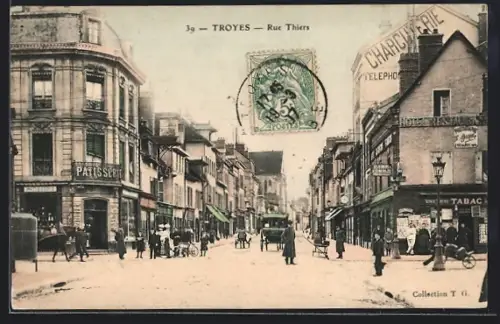 AK Troyes, Rue Thiers avec passants et commerces animés