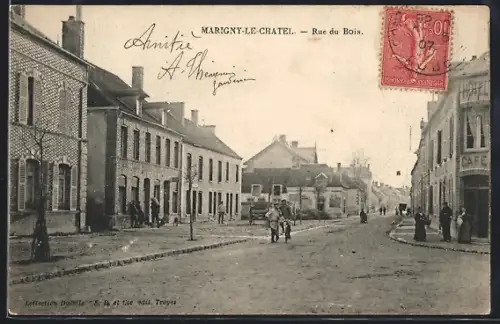 AK Marigny-le-Châtel, Rue du Bois avec passants et bâtiments anciens