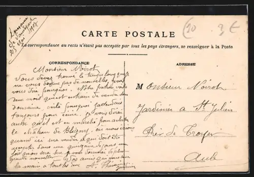 AK Marigny-le-Châtel, Rue du Bois avec passants et bâtiments anciens